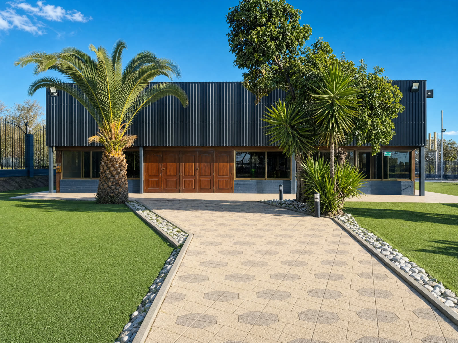 Salón La Casona, fachada con jardín de pasto sintético en Maipú
