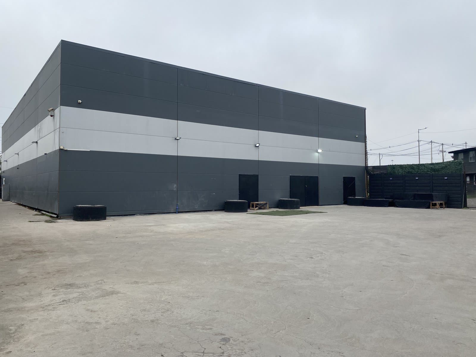 Salón El Pabellón, fachada industrial en Maipú